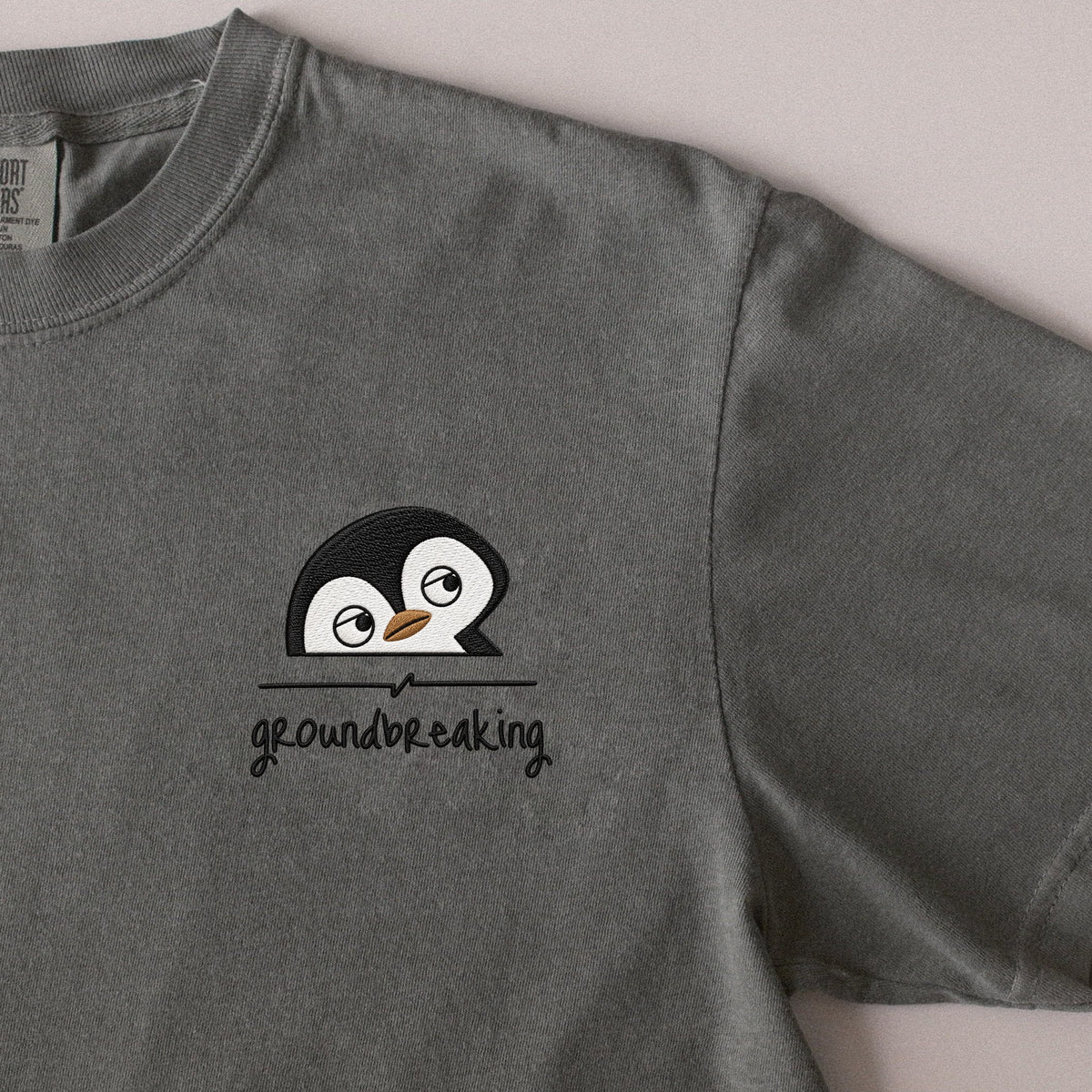 Groundbreaking embroidered t-shirt in Moss