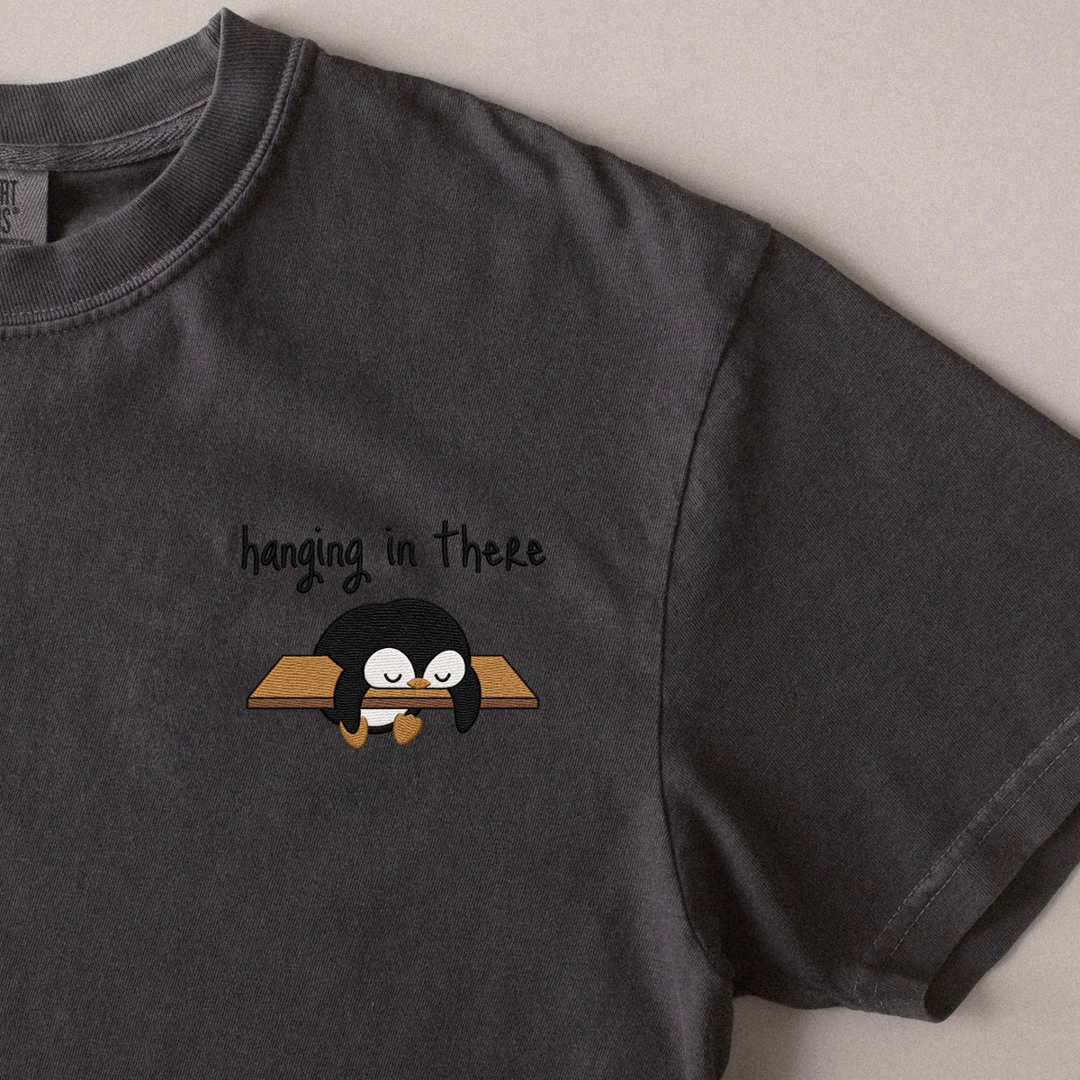 Hanging in There embroidered t-shirt in Pepper