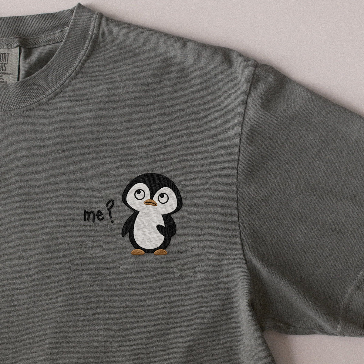 Who, Me? embroidered t-shirt in Moss