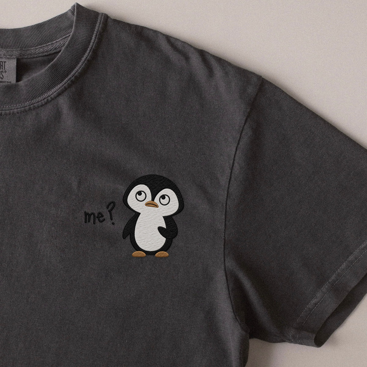 Who, Me? embroidered t-shirt in Pepper